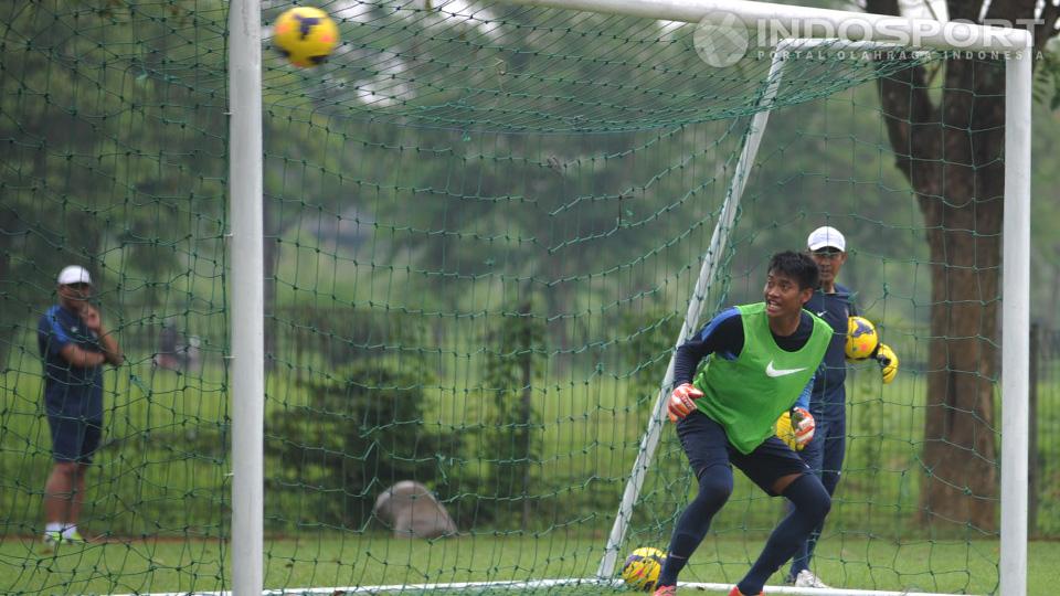 Kurnia%20Meiga%20pada%20saat%20latihan%20bersama%20timnas%20di%20lapangan%20Sekolah%20Pelita%20Harapan%2C%20Karawaci%2C%20Tangerang.